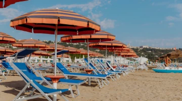 Plage équipée de parasols et transats