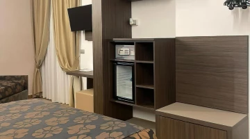 Tv e frigobar in stanza