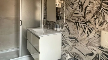 En-suite bathroom