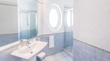Salle de bain avec cabine de douche