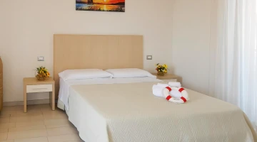 Double room with armchair