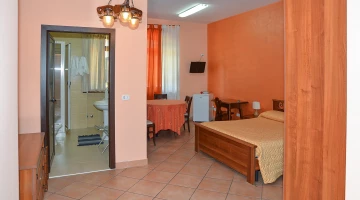 Zimmer mit Bad und Minibar