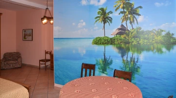 Tisch und Stühle im Zimmer