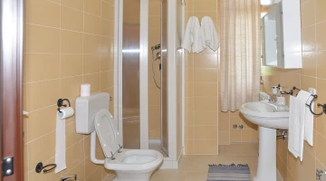 Badezimmer mit Duschkabine