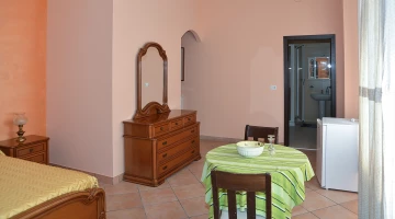 Spiegel und Minibar im Zimmer