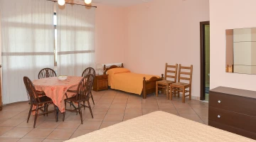 Großes Zimmer mit drei Betten