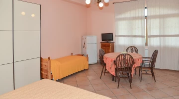 Dreibettzimmer mit Kühlschrank