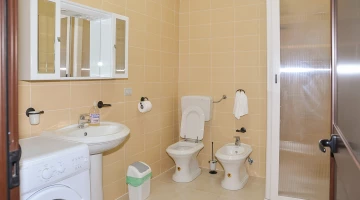 Privates Badezimmer mit Waschmaschine