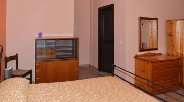 Doppelzimmer mit Möbeln