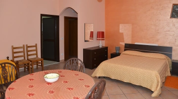 Zimmer mit Dreibetttisch