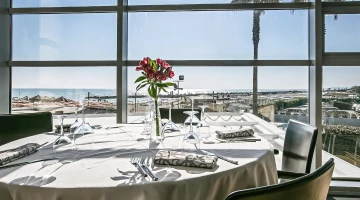 Détail de la salle de restaurant avec vue panoramique