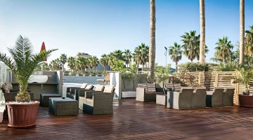 Terrasse aménagée de tables et canapés