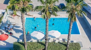 Piscine avec solarium
