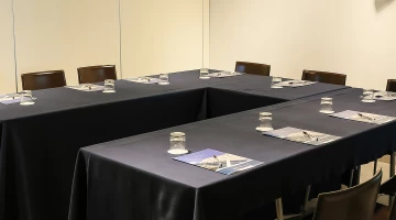 Salle de réunion Micheletti avec table en fer à cheval