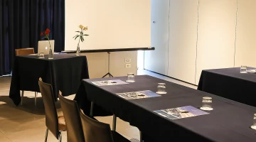 Salle de réunion avec vidéoprojecteur
