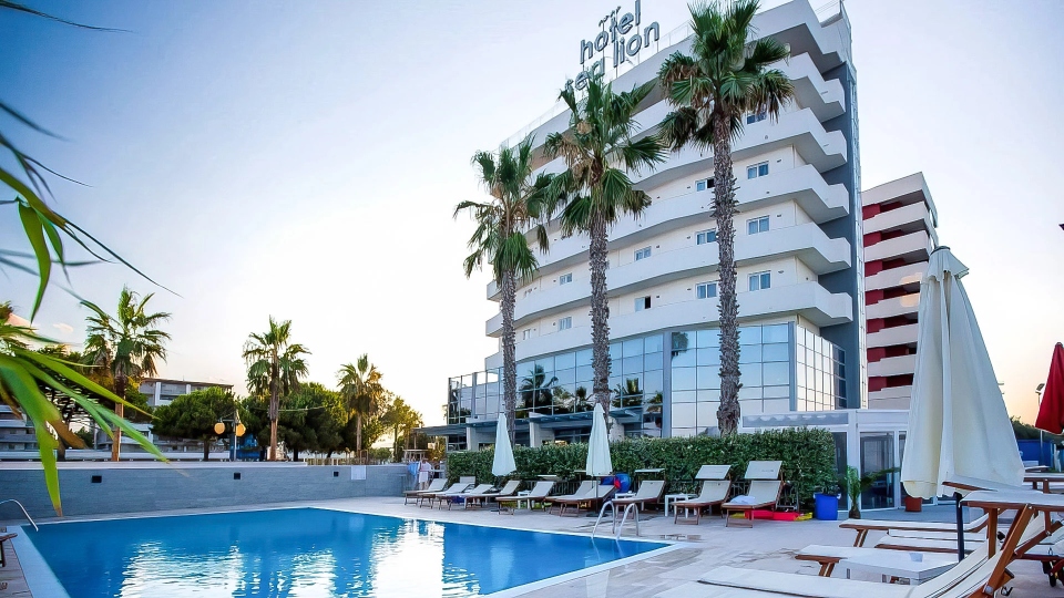 Façade extérieure avec piscine