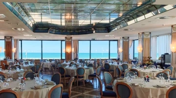 Salle de restaurant avec vue sur la mer