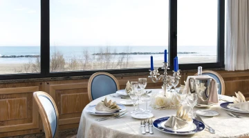 Détail de restaurant avec mise en place