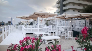 Terrasse de plage avec tables et chaises