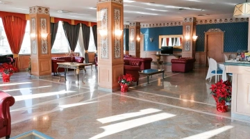 Salle commune avec canapés et télévision