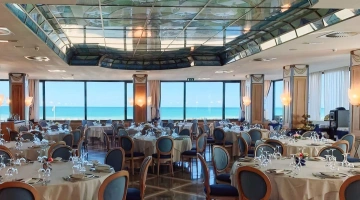 Chambre de restaurant avec vue sur la mer
