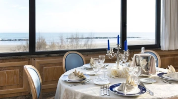 Détail du restaurant avec mise en place