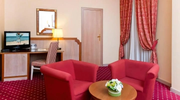 Télévision et fauteuils dans la chambre supérieure