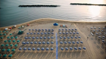Vue de la plage depuis la promenade de l'hôtel
