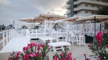 Terrasse de plage avec tables et chaises