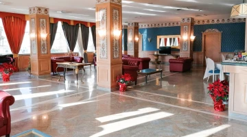 Salle commune avec canapés et TV