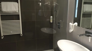 Badezimmer mit Duschkabine