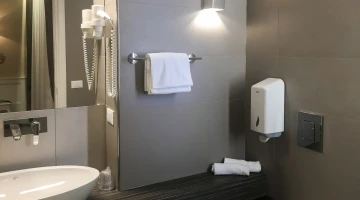 Badezimmer mit Haartrockner