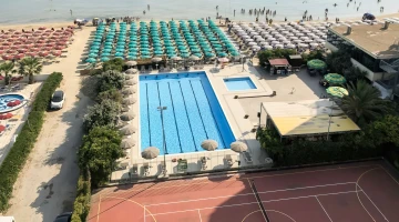 Mehrzweck-Sportzentrum mit Schwimmbad