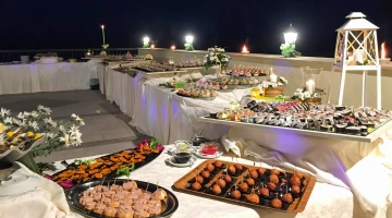 Buffetaufbau auf der Terrasse