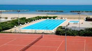 Tennisplatz und Schwimmbad