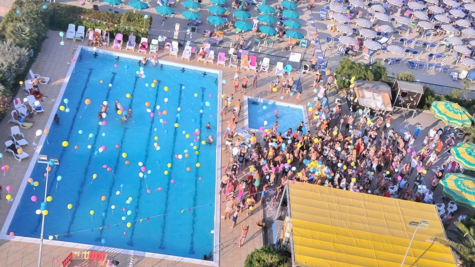Halbolympisches Schwimmbad am Meer