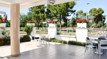 Terrazza con tavolini e sedie