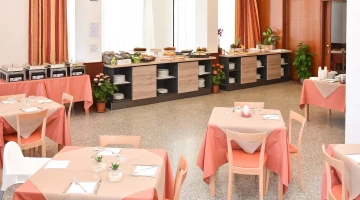 Sala ristorante con buffet della colazione