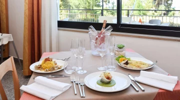 Tavolo apparecchiato in sala ristorante