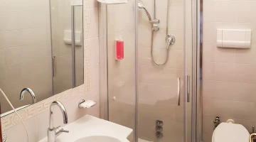 Bagno con box doccia e phon