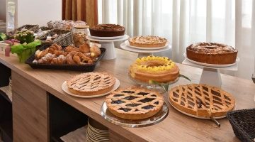 Buffet della colazione con dolci fatti in casa