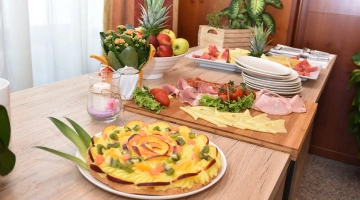 Frutta e opzioni salate a colazione