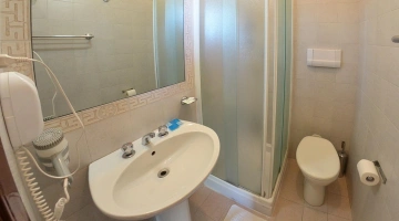 Bagno con box doccia e phon