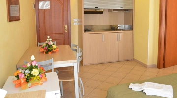 Angolo cottura e tavolo in camera