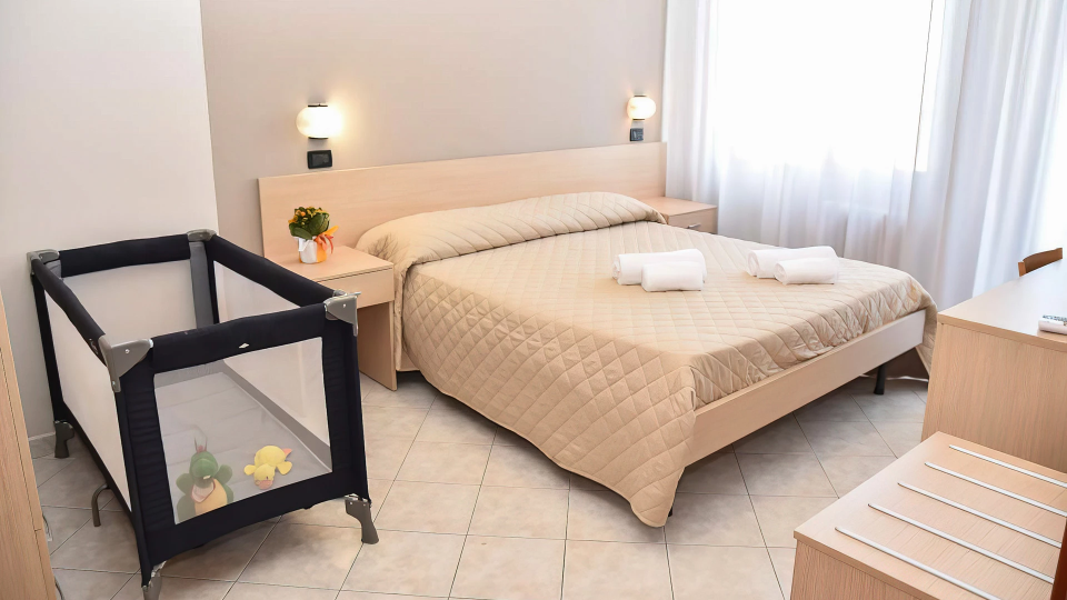 Camera con letto matrimoniale e culla