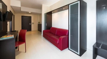 Chambre avec canapé lit, TV et bureau