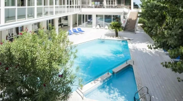 Zone d&#39;eau peu profonde dans la piscine