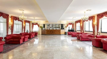Salle commune avec canapés et bar