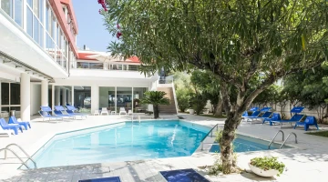 Piscine avec solarium