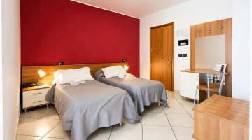 double room with single beds